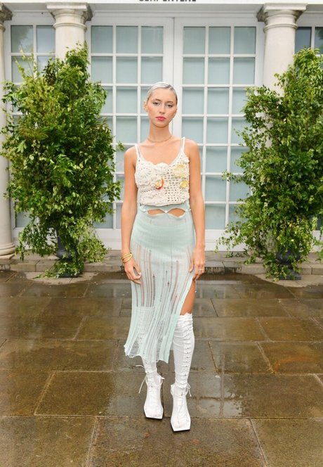 Naakte gelekte OnlyFans-foto van Iris Law