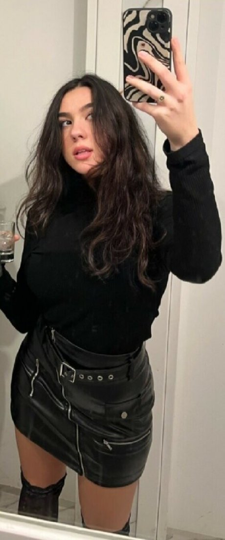 Naakte gelekte OnlyFans-foto van Alina Vlastaraki