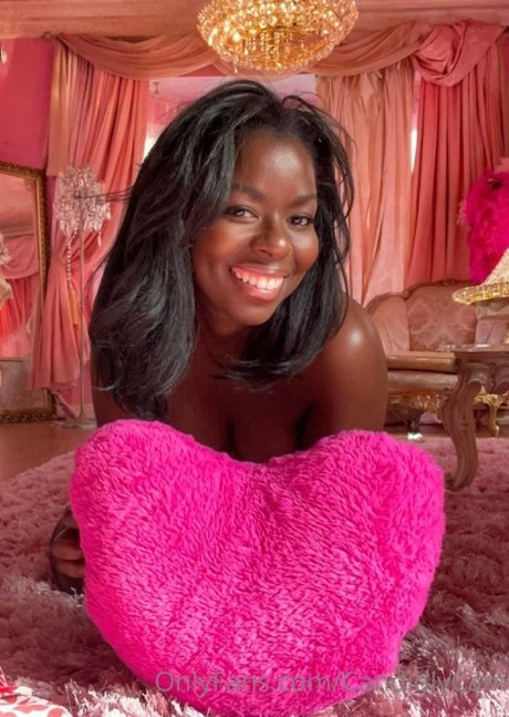 Naakte gelekte OnlyFans-foto van Camille Winbush