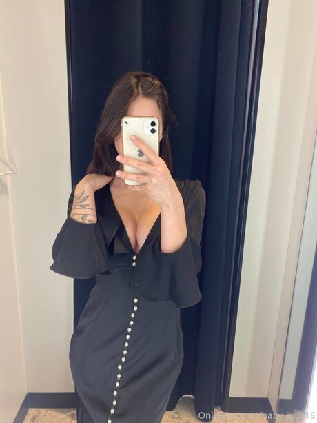 Naken lekkede OnlyFans-bilde av Baby Julia18free