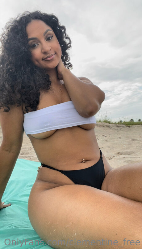 Nacktes geleaktes OnlyFans-Foto von Clementine Free