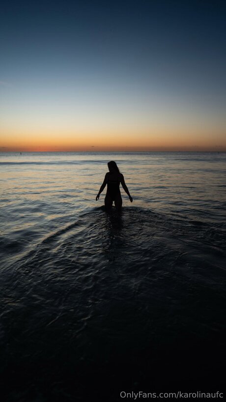 Naken läckt OnlyFans-bild av Karolinaufc