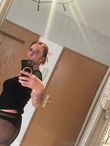 Naakte gelekte OnlyFans-foto van Yvonnne