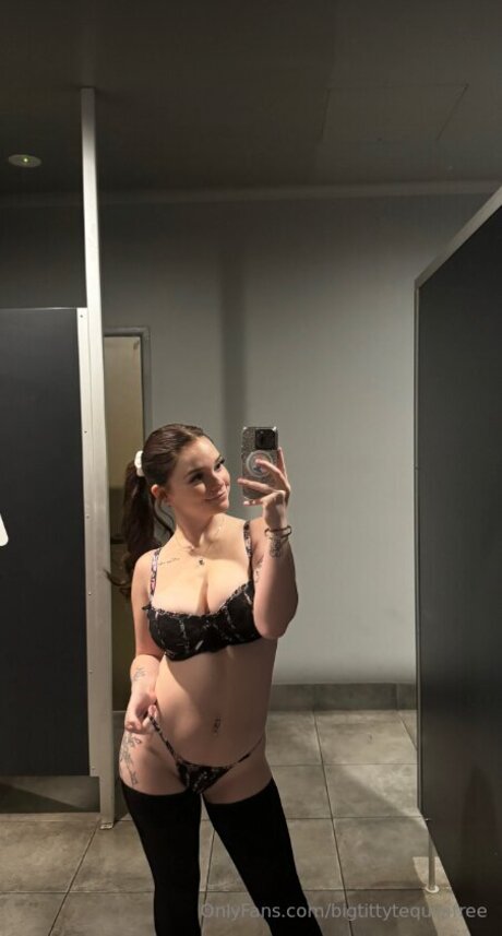 Foto di nudo di fuga di OnlyFans di Teexquila