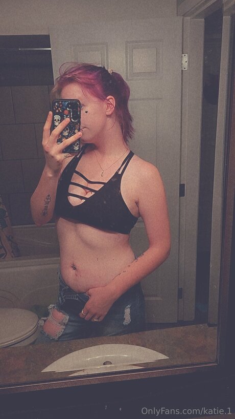 Alasti lekkinud OnlyFans-i pilt Katie 1