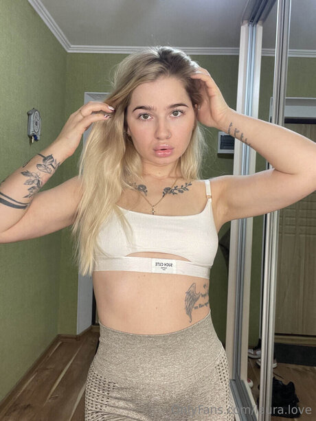 Naken lekkede OnlyFans-bilde av Laura Love