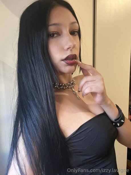 Alasti lekkinud OnlyFans-i pilt Izzy Lavigne