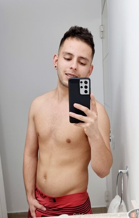 Naakte gelekte OnlyFans-foto van Exequiel Ponz Free