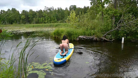 Naken lekkede OnlyFans-bilde av Toplesshiking