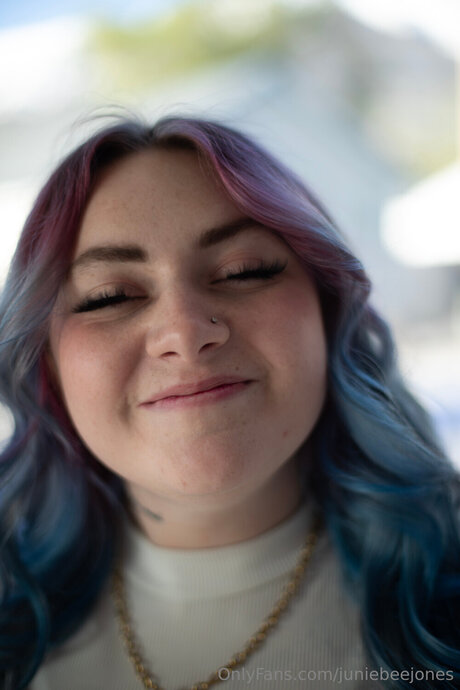 Naken lekkede OnlyFans-bilde av Juniebeejones