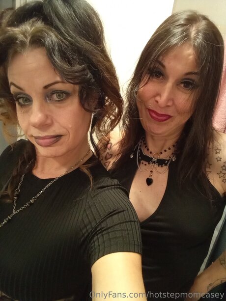 Naken läckt OnlyFans-bild av Hotstepmomcasey