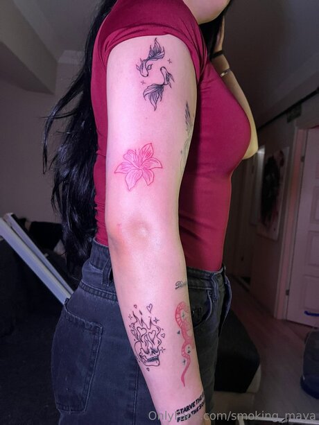 Naakte gelekte OnlyFans-foto van Smoking Maya