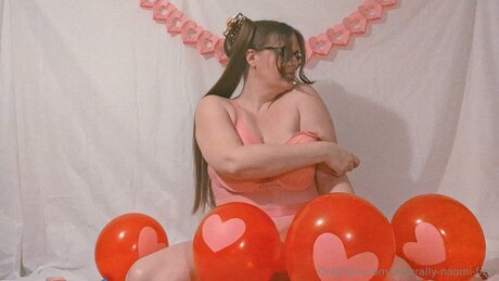 Naken lekkede OnlyFans-bilde av Naturally Naomi Free