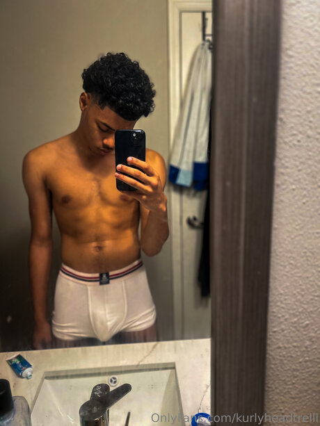 Nacktes geleaktes OnlyFans-Foto von Kurlyheadtrelll