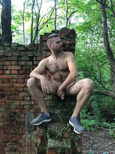 Naakte gelekte OnlyFans-foto van Rupig