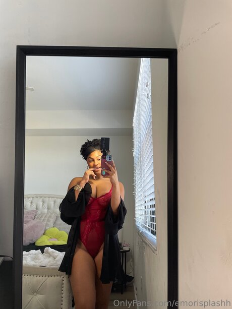 Nacktes geleaktes OnlyFans-Foto von Emorisplashh