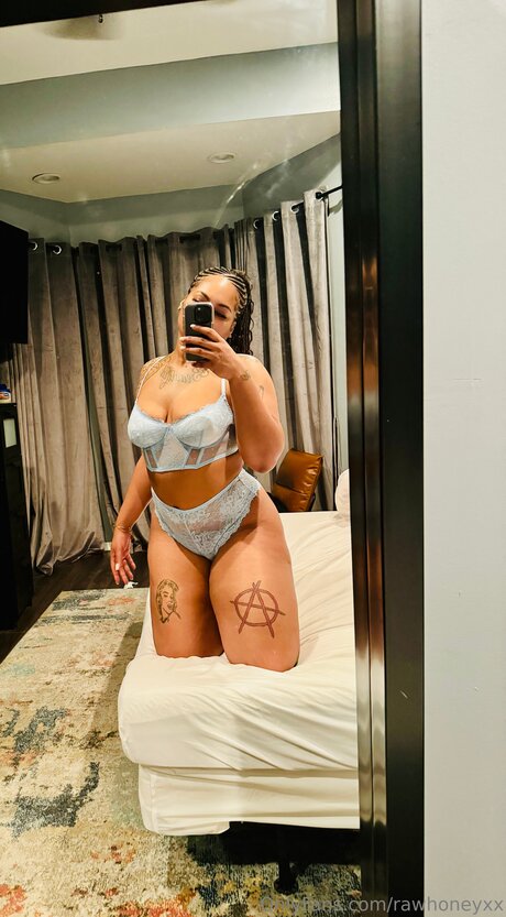 Foto di nudo di fuga di OnlyFans di Rawhoneyxx