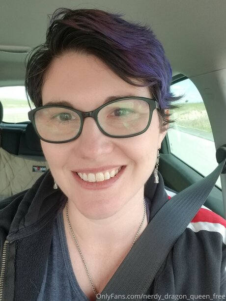 Nacktes geleaktes OnlyFans-Foto von Nerdy Dragon Queen Free