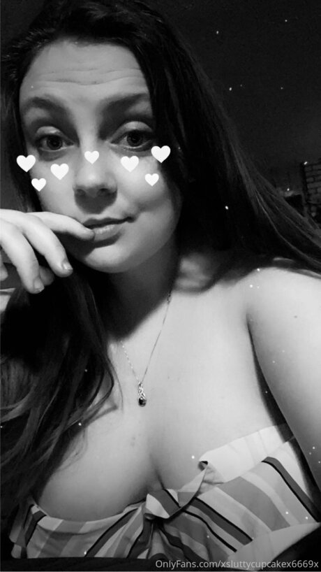Naken läckt OnlyFans-bild av Xsluttycupcakex6669x