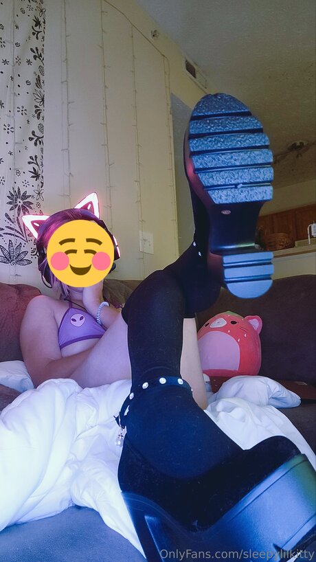 Alasti lekkinud OnlyFans-i pilt Sleepylilkitty