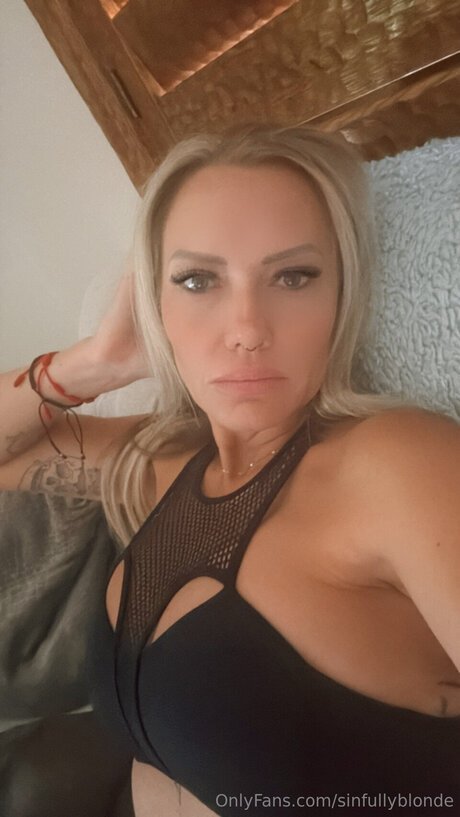 Alasti lekkinud OnlyFans-i pilt Sinfullyblonde
