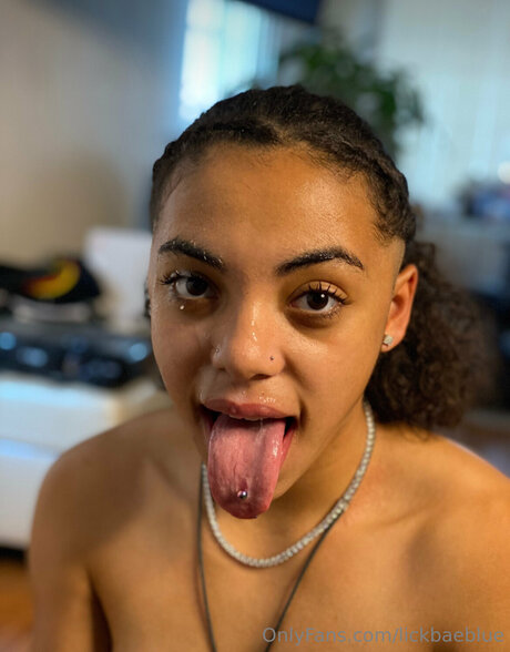 Обнаженная фотография утечки OnlyFans от Lickbaeblue