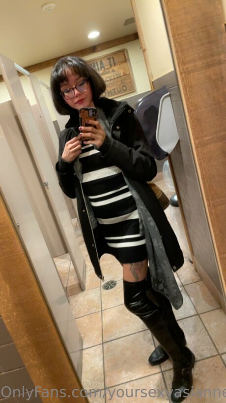 Foto desnuda filtrada de OnlyFans de Yoursexyasiannextdoor