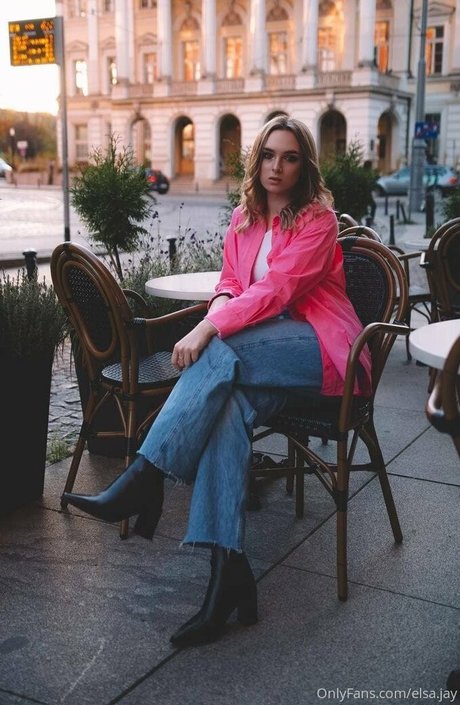 Nahá fotka uniklých OnlyFans od Elsa Jay