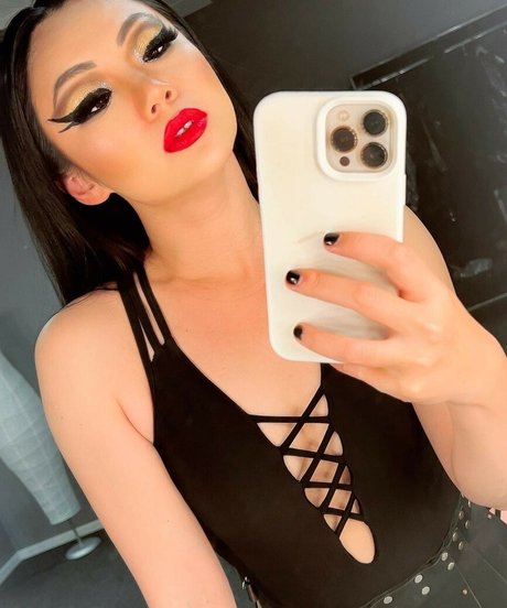 Naken lekkede OnlyFans-bilde av Tina Guo
