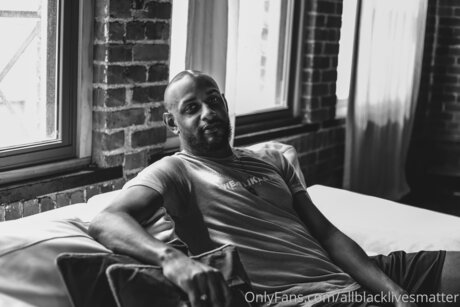 Alasti lekkinud OnlyFans-i pilt Allblacklivesmatter