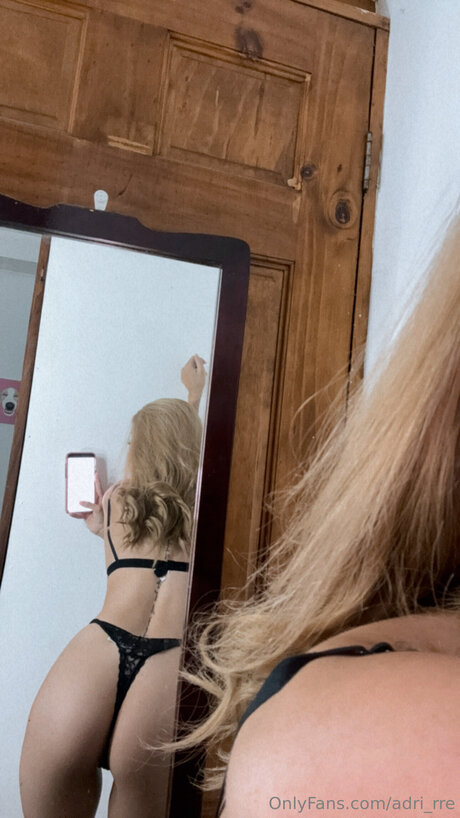 Naakte gelekte OnlyFans-foto van Adri Rre