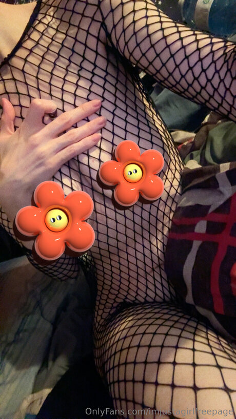 Alasti lekkinud OnlyFans-i pilt Imjustagirlfreepage