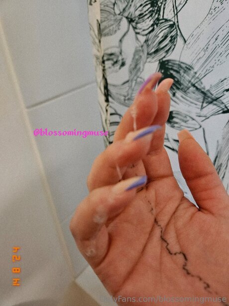 Naakte gelekte OnlyFans-foto van Blossomingmuse