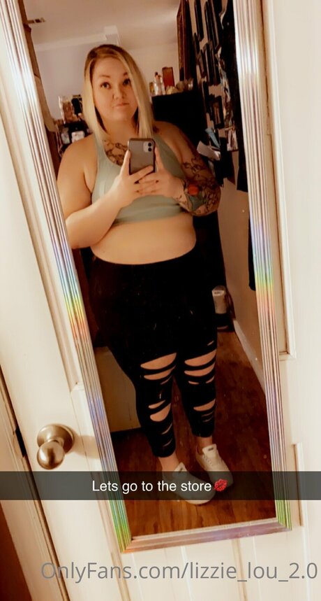 Naken lekkede OnlyFans-bilde av Lizzie Lou 2 0