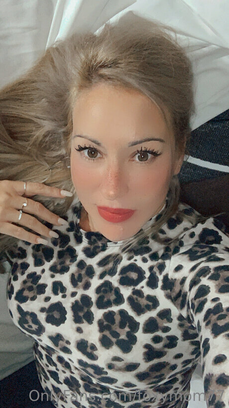 Naken lekkede OnlyFans-bilde av Foxymom77