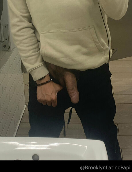 Naken lekkede OnlyFans-bilde av Brooklynlatinopapi