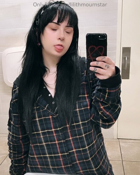 Naken lekkede OnlyFans-bilde av Lilithmournstar