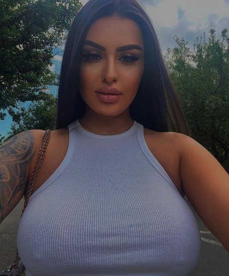 Naakte gelekte OnlyFans-foto van Bmiruna