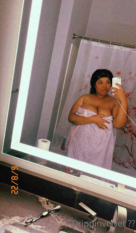 Foto desnuda filtrada de OnlyFans de Drippinvelvet