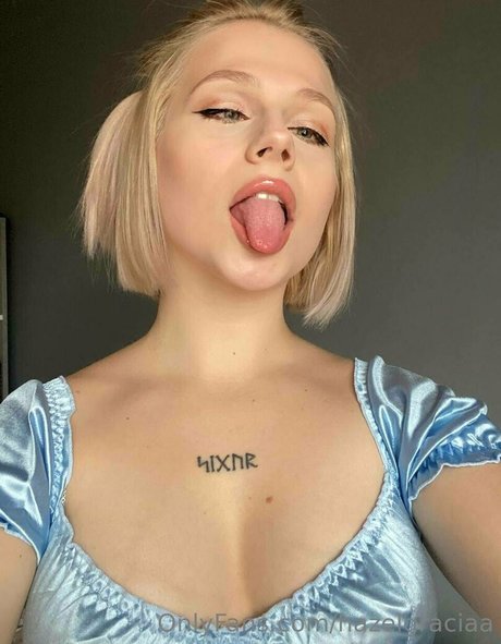 Naken lekkede OnlyFans-bilde av Hazelgraciaa