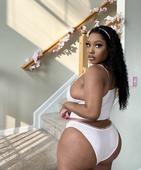 Naakte gelekte OnlyFans-foto van Chawanda Love