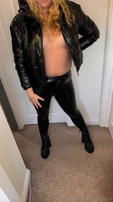 Nacktes geleaktes OnlyFans-Foto von Katietleather