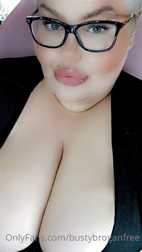 Nahá fotka uniklých OnlyFans od Bustybroganfree