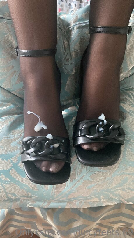 Alasti lekkinud OnlyFans-i pilt Juicyfeets 69