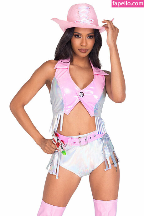 Foto di nudo di fuga di OnlyFans di Space Cowgirl