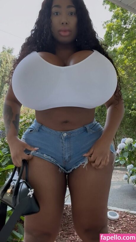 Naken lekkede OnlyFans-bilde av Fatima Belizaire