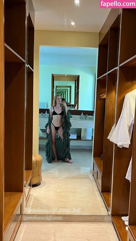 Naken lekkede OnlyFans-bilde av Gina Stiebitz