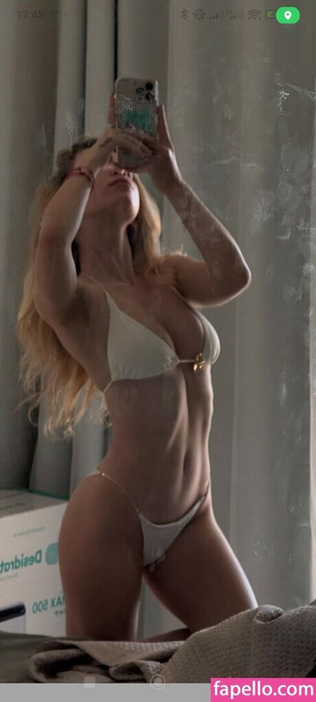 Naken läckt OnlyFans-bild av Carla Voicu