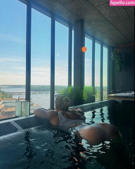 Alasti lekkinud OnlyFans-i pilt Heleneelises