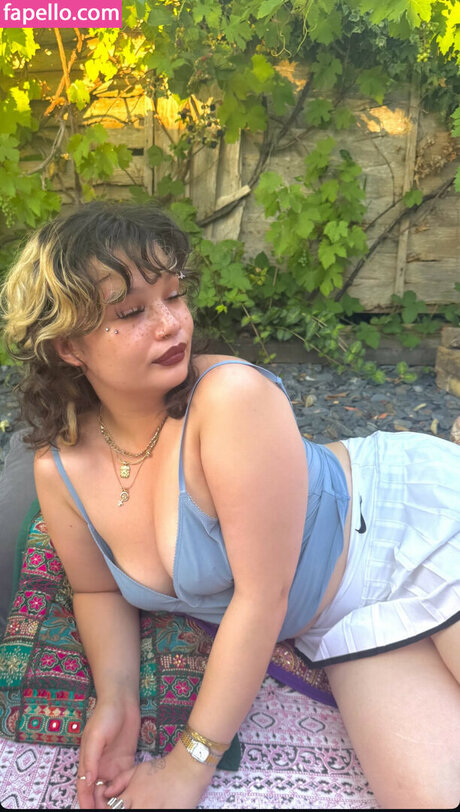 Alasti lekkinud OnlyFans-i pilt Lola Young